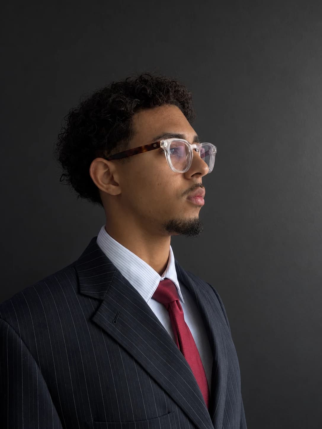 Walid Qairmi, fondateur de Macro Edge, en costume